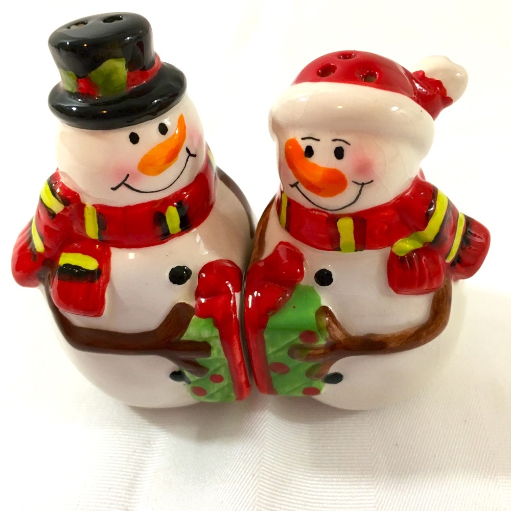 Snow man salt and pepper shakers. Mr and Mrs vintage. No chips or cracks 4”